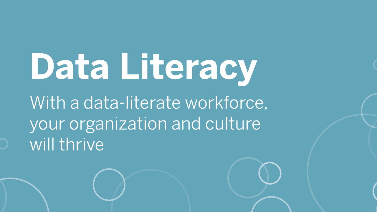 Fondo verde azulado con efectos de visualización de burbujas, con el siguiente texto: Alfabetización de datos. Si una empresa está formada por una fuerza de trabajo con alfabetización de datos, la organización y su cultura prosperarán.