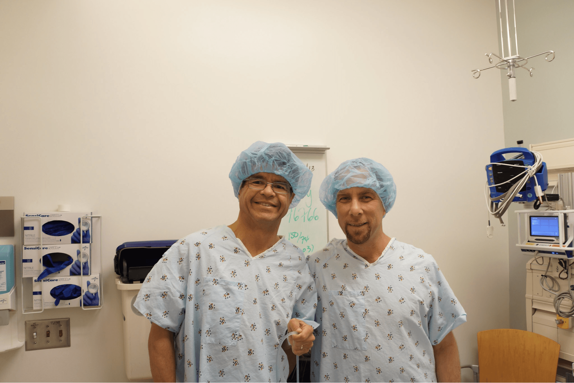 Джо (слева) и Марк (справа) в больничных халатах после процедуры.